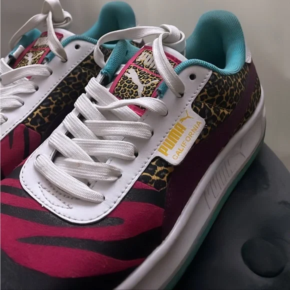 Women’s Multiple pattern Pumas- Size